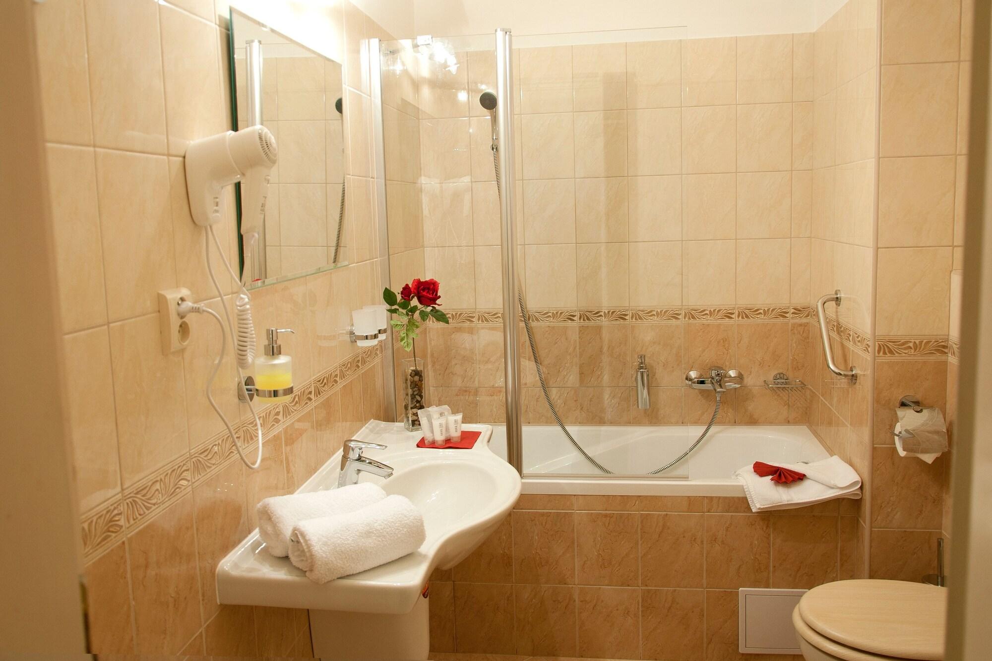 Hotel Heluan การ์โลวีวารี ภายนอก รูปภาพ