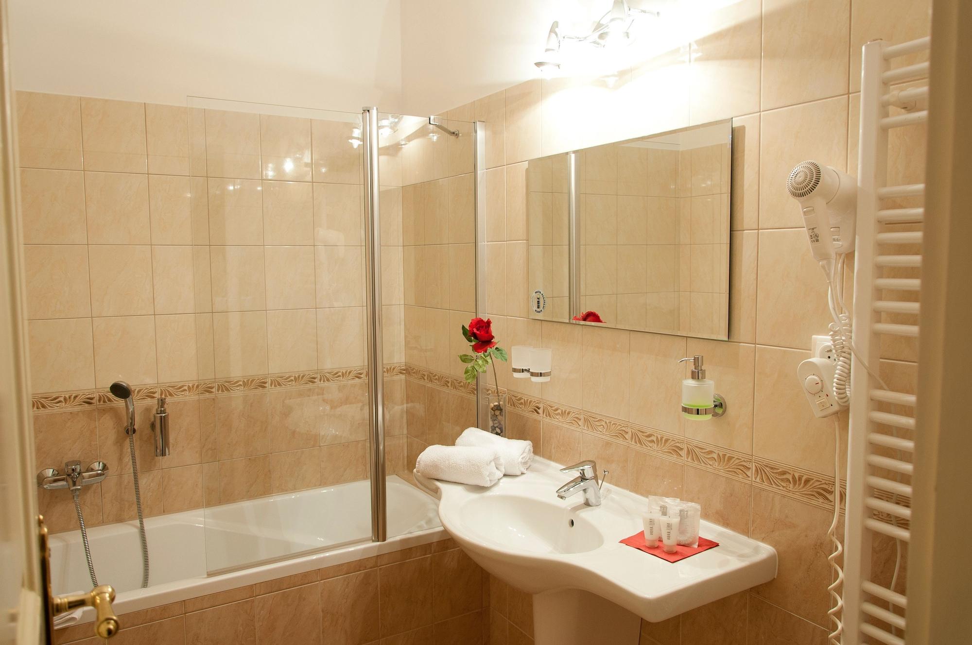 Hotel Heluan การ์โลวีวารี ภายนอก รูปภาพ